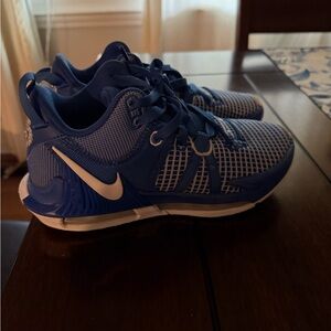 LeBron WITNESS VII Nike Kids Blue and White Sneakers Size 5 Youth/Men